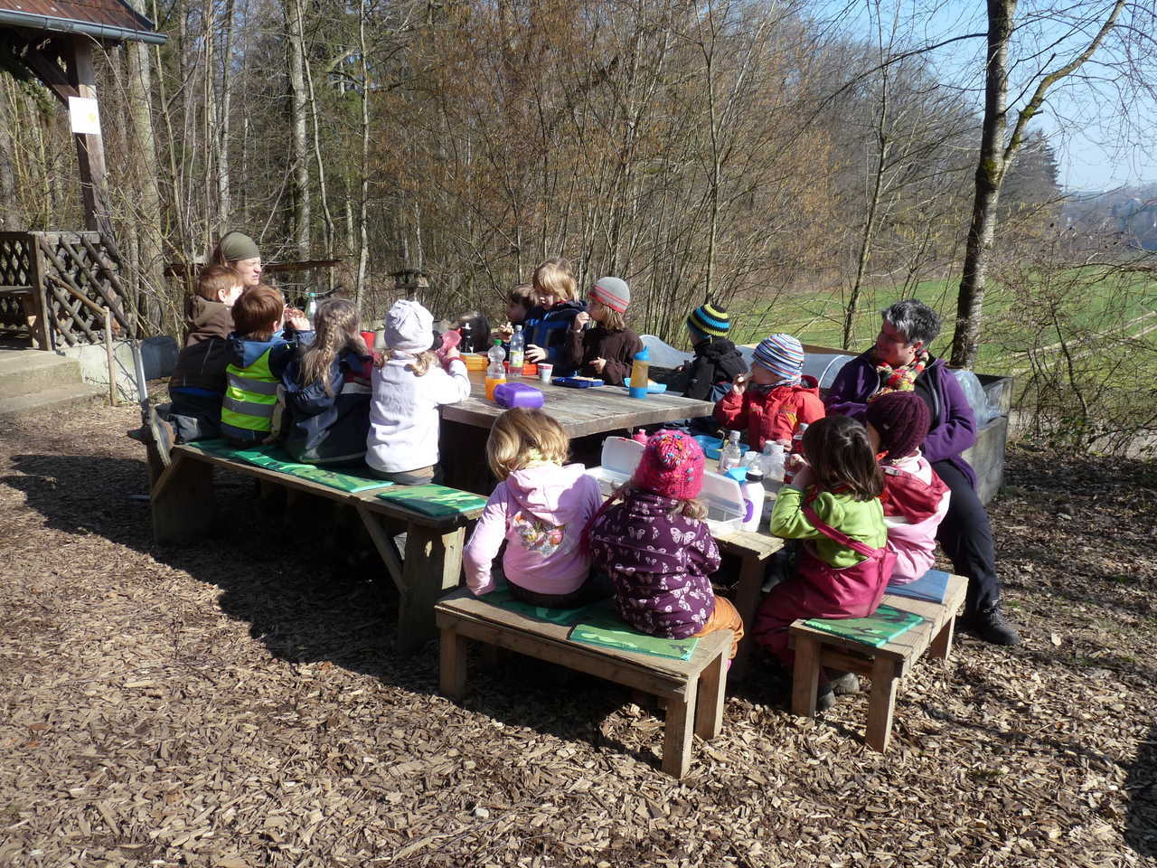 BILD KINDER AM FRÜHEN MORGEN VOR DER HÜTTE